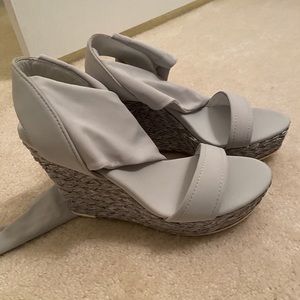 Donald Pliner Grey Wegde sandals size 8 Never worn